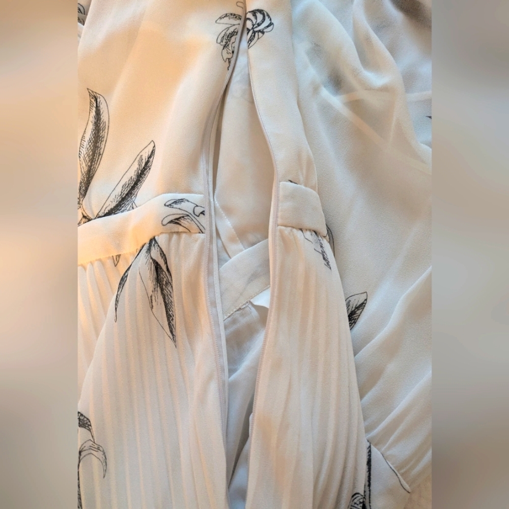Club Monaco White And  Black Floral Dress. Pleated Details & Lined NWOT, Size 10 - Picture 8 of 10